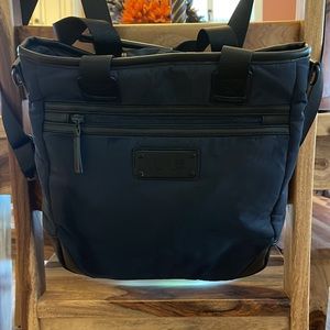 Lolë Lily Bag With Messenger strap and backpack straps in Navy